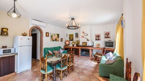 TV, fireplace - El Lagar de Alozaina by Ruralidays (Málaga)