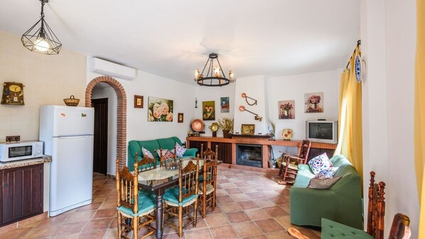 Televisión y chimenea 