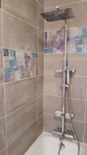 Suite (Estérel) | Bathroom | Shower, hair dryer, bathrobes, towels - La Garrinière (Saint-Raphael)