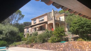 A two-story stone house with a swimming pool, surrounded by greenery and a stone wall. - La Garrinière (Saint-Raphael)
