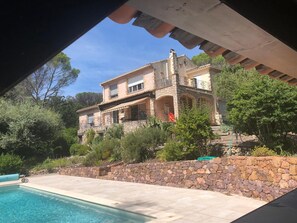 Una piscina al aire libre de temporada, sombrillas, tumbonas