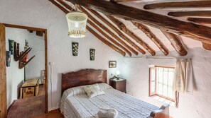 5 bedrooms, iron/ironing board, travel cot