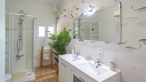 Shower, hair dryer - Balcón del Torcal Antequera - La Higuera by Ruralidays (Málaga)
