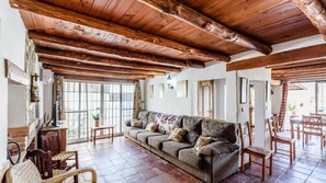 Una televisión, una chimenea