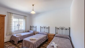 4 عدّة غرف نوم وسرير سفر وواي فاي