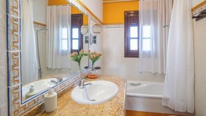 Baignoire, sèche-cheveux
