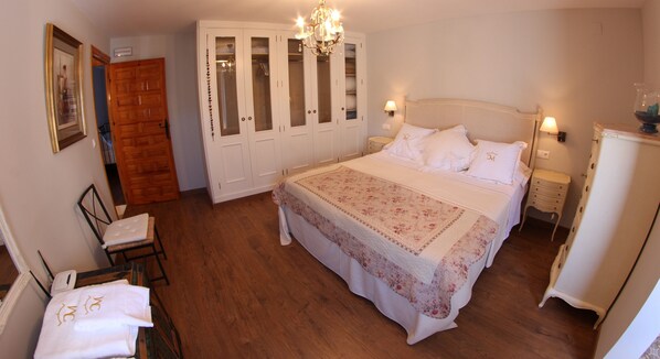 2 bedrooms, down comforters, iron/ironing board, free WiFi - Casa Rural Meliton (Povedilla)