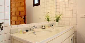 House, 2 Bedrooms, Terrace | Bathroom | Separate tub and shower, rainfall showerhead, free toiletries - Casa Rural Meliton (Povedilla)