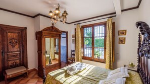 4 chambres, système d’insonorisation, fer et planche à repasser