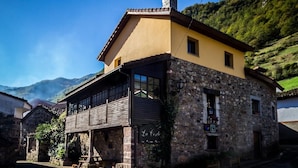 Front of property - Hotel Rural La Corte de Somiedo (Somiedo)
