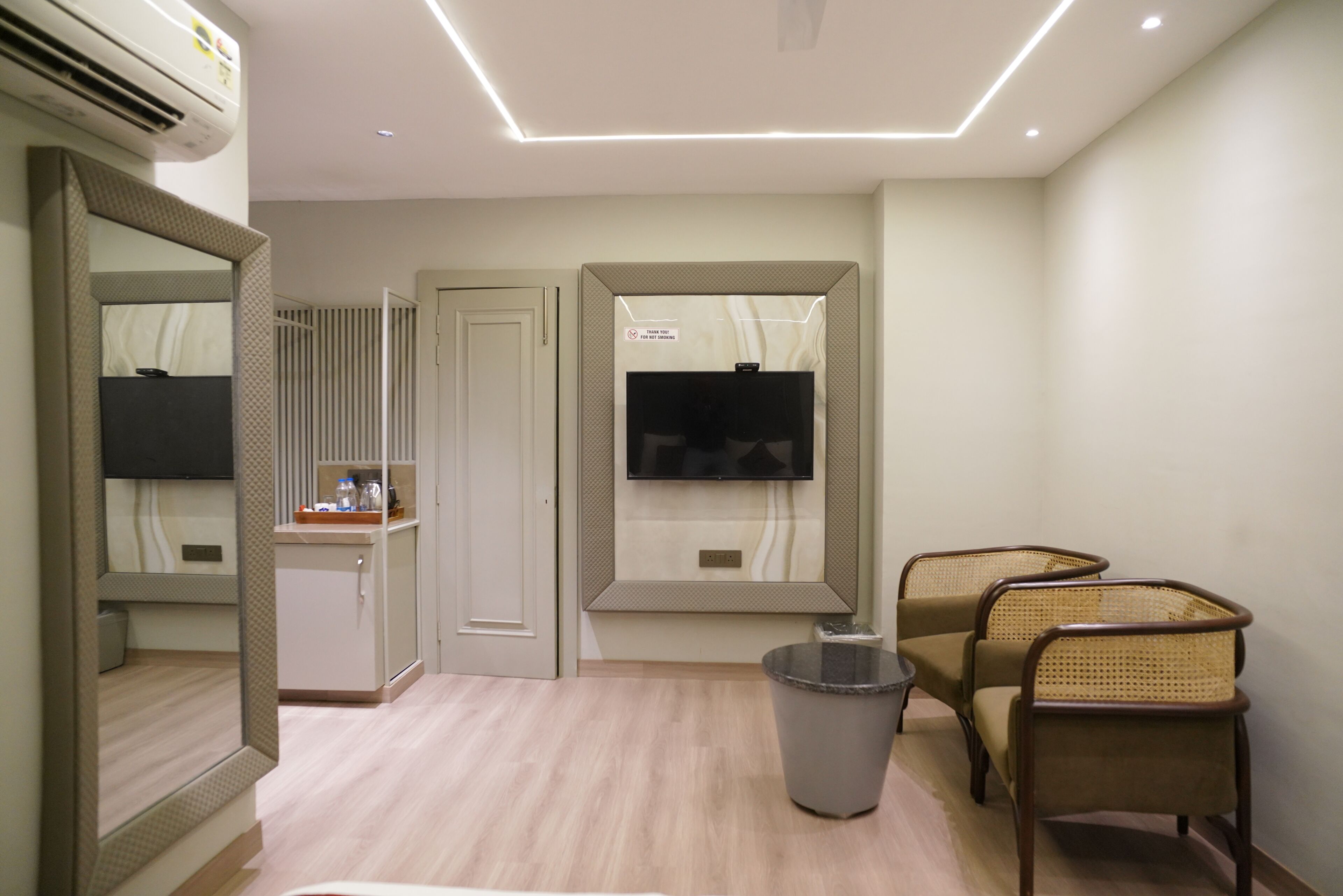 Kamar Premium | Dilengkapi dengan perabotan berbeda-beda dan meja kerja