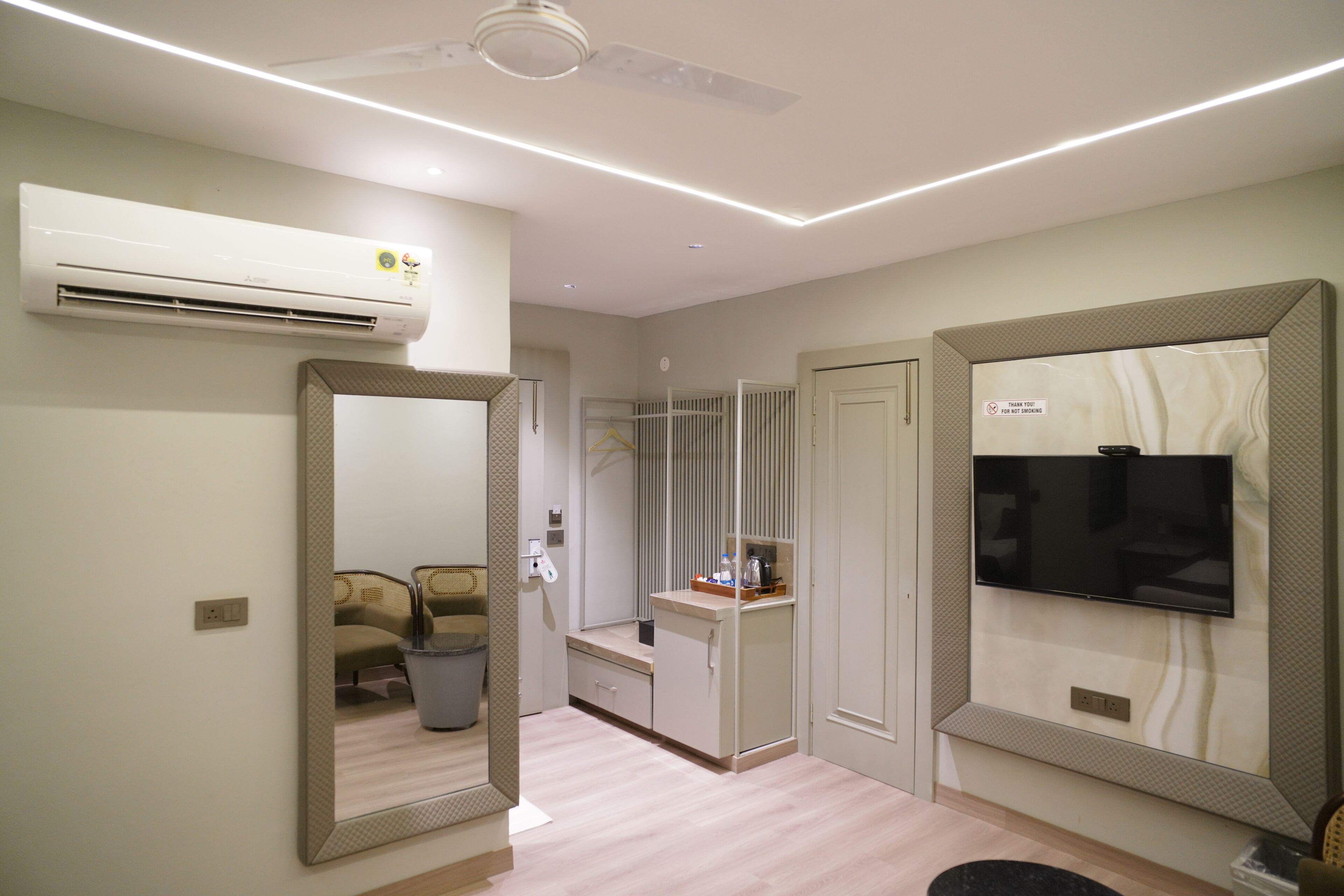 Phòng Premium | Trang bị nội thất với thiết kế riêng biệt, bàn 