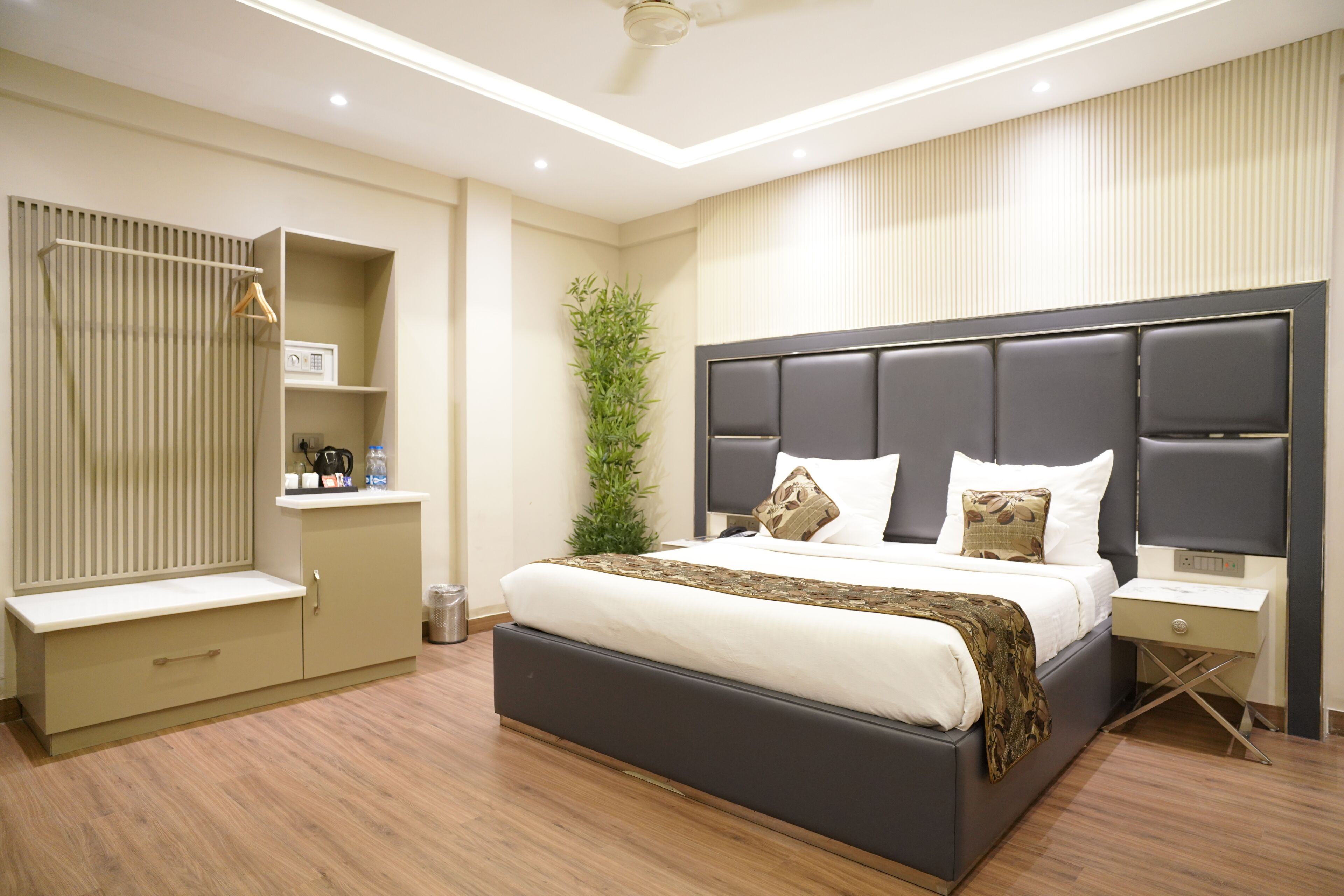 Kamar Premium | Dilengkapi dengan perabotan berbeda-beda dan meja kerja