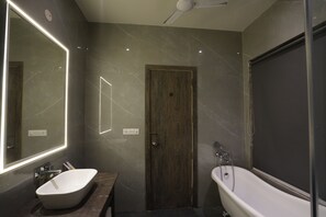 Family Room | Bathroom | Shower, towels - Hotel Nagpal Regency (Ludhiana)