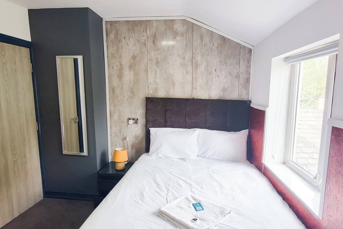 Economy Double Room | Soundproofing, WiFi (free), individually decorated