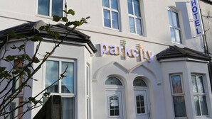 Front of property - Park City Suites Hotel (Manchester)