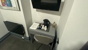 Television - Park City Suites Hotel (Manchester)