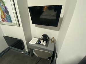 Television - Park City Suites Hotel (Manchester)