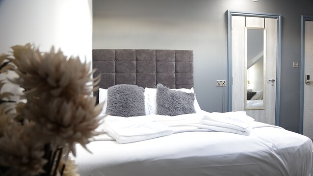 Soundproofing, free WiFi, individually decorated, individually furnished - Park City Suites Hotel (Manchester)