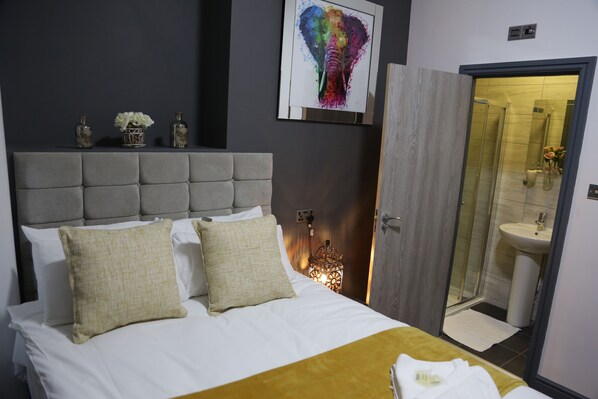 Double Room | Individually decorated, individually furnished, soundproofing, free WiFi - Park City Suites Hotel (Manchester)