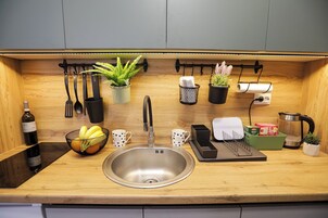 Apartment (Lavanda) | Private kitchen | Fridge, stovetop, electric kettle, cookware/dishes/utensils