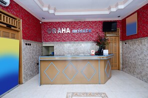 Reception - OYO 1312 Graha Wisata Hotel (Surakarta)