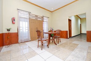 Interior detail - OYO 1312 Graha Wisata Hotel (Surakarta)