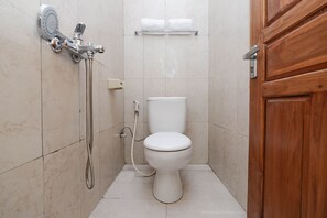 Standard Double Room | Bathroom | Shower, towels - OYO 1312 Graha Wisata Hotel (Surakarta)
