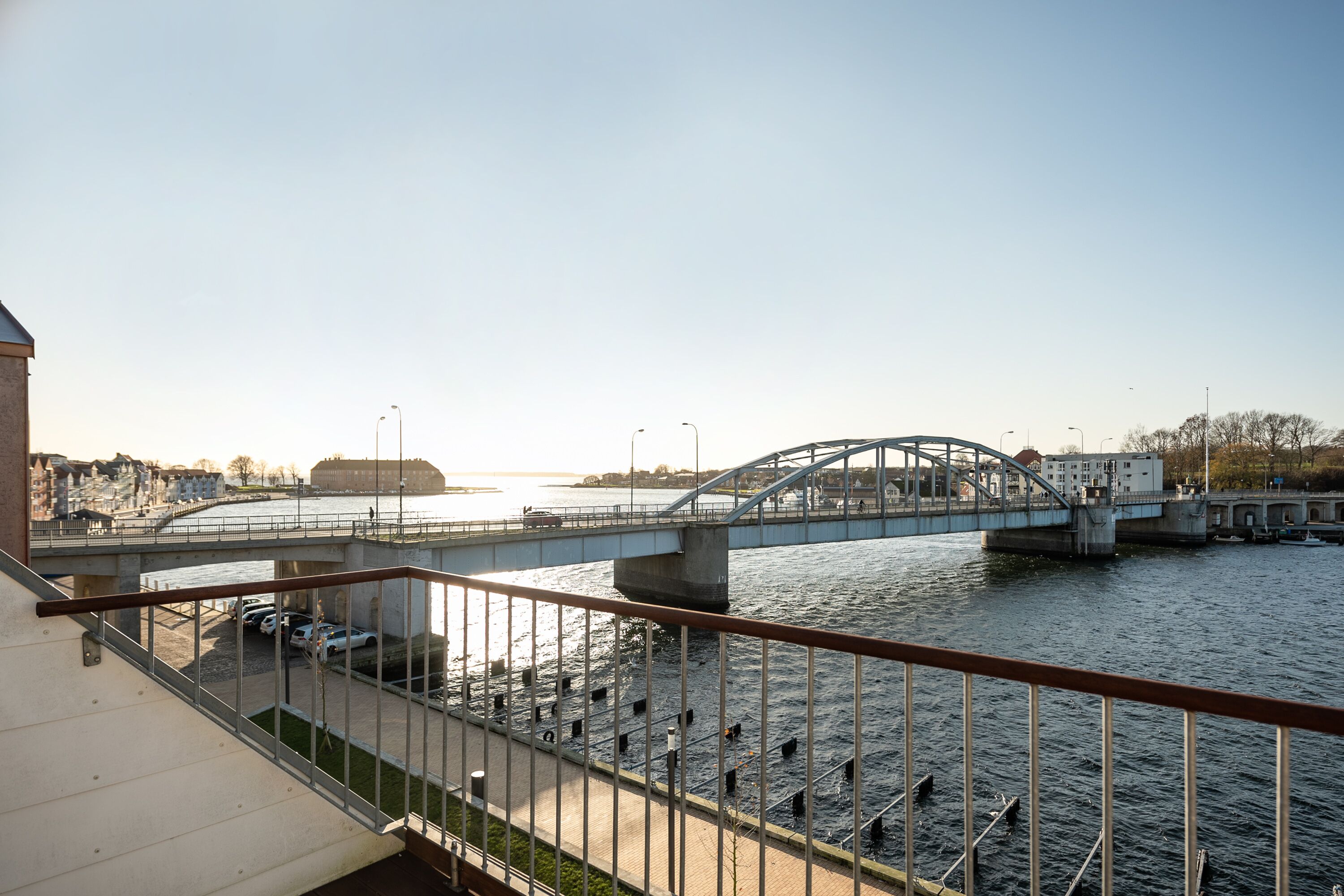Ein Fluss mit Brücke und Fußgängerweg.