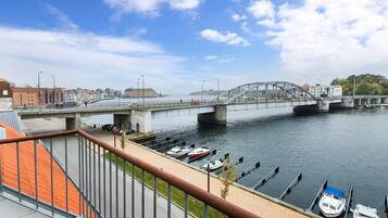 Un pont enjambant une rivière, avec des bateaux amarrés dans le port de plaisance.