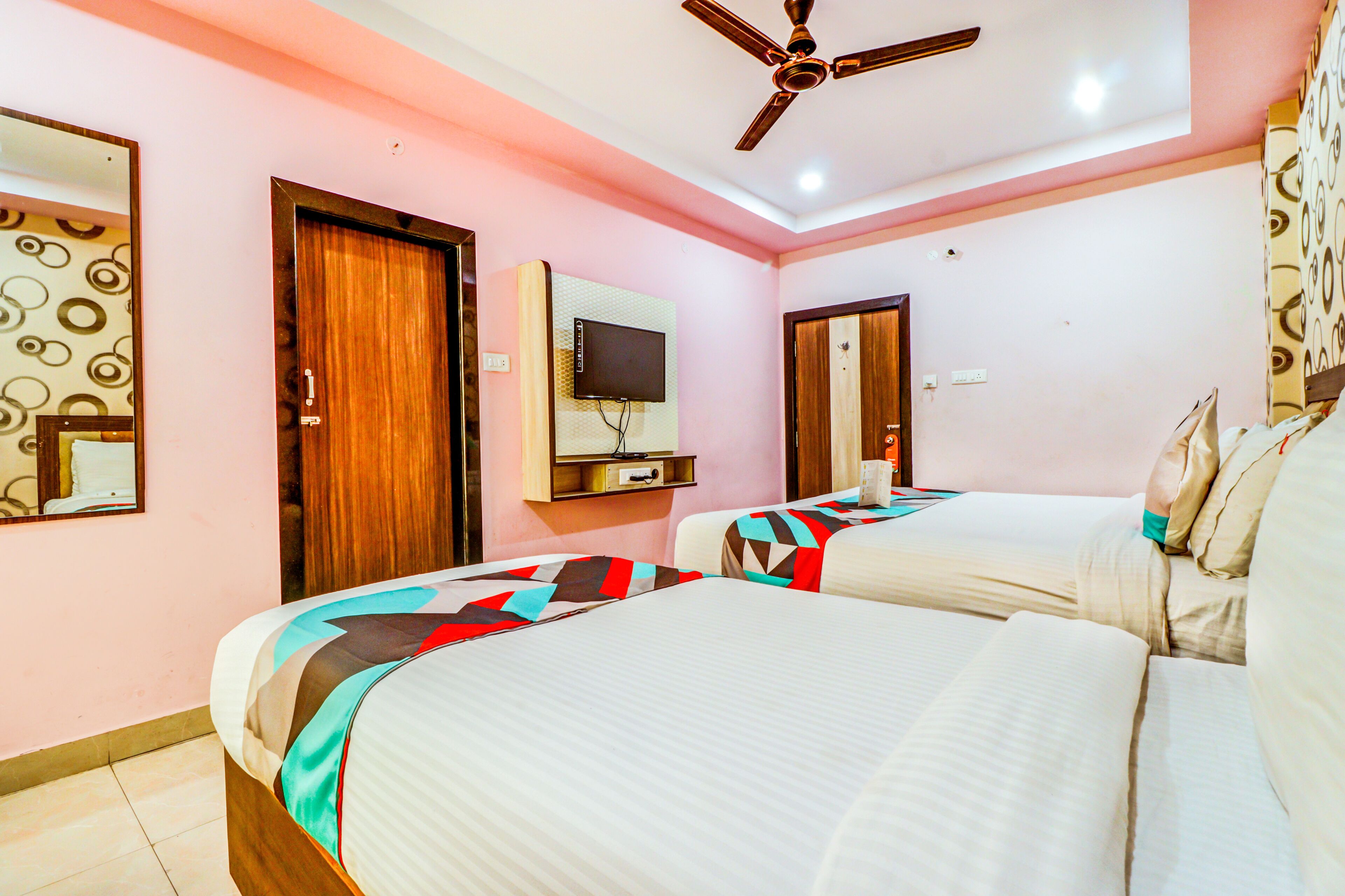 family room | desk, free wifi, bed sheets