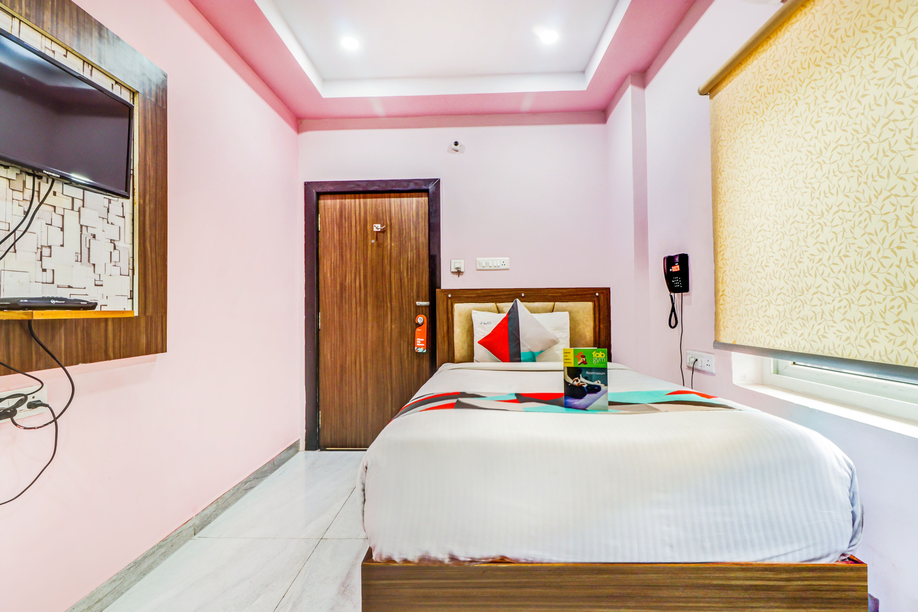 deluxe single room | desk, free wifi, bed sheets