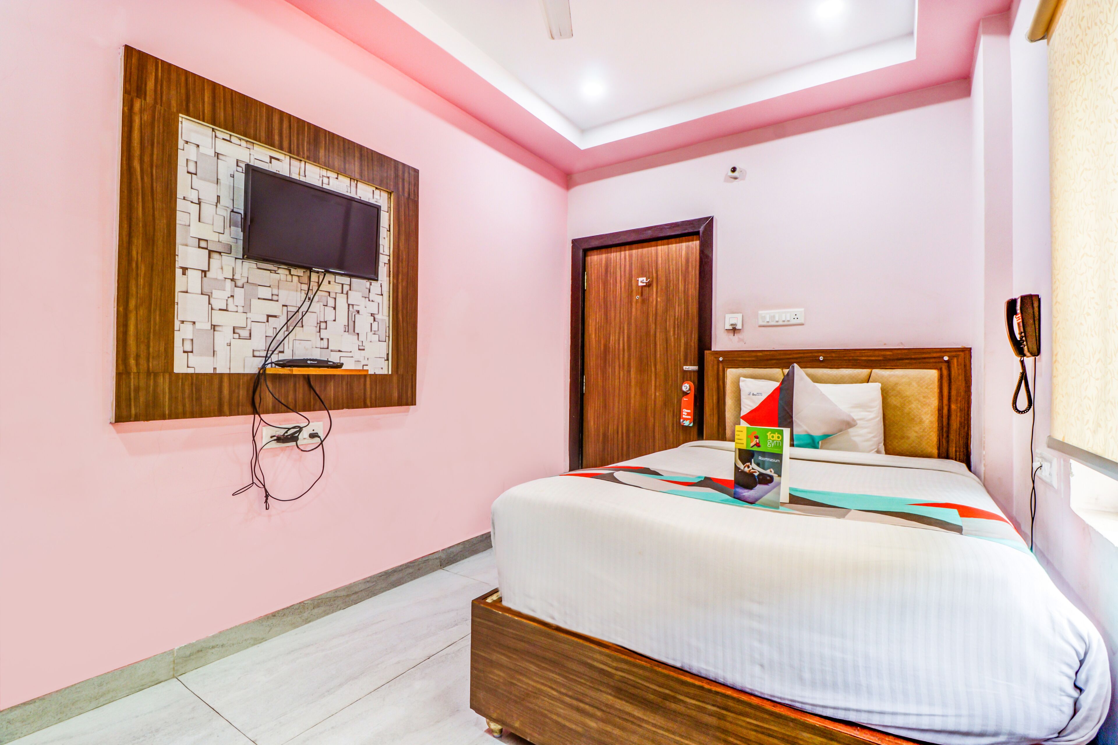 deluxe single room | desk, free wifi, bed sheets