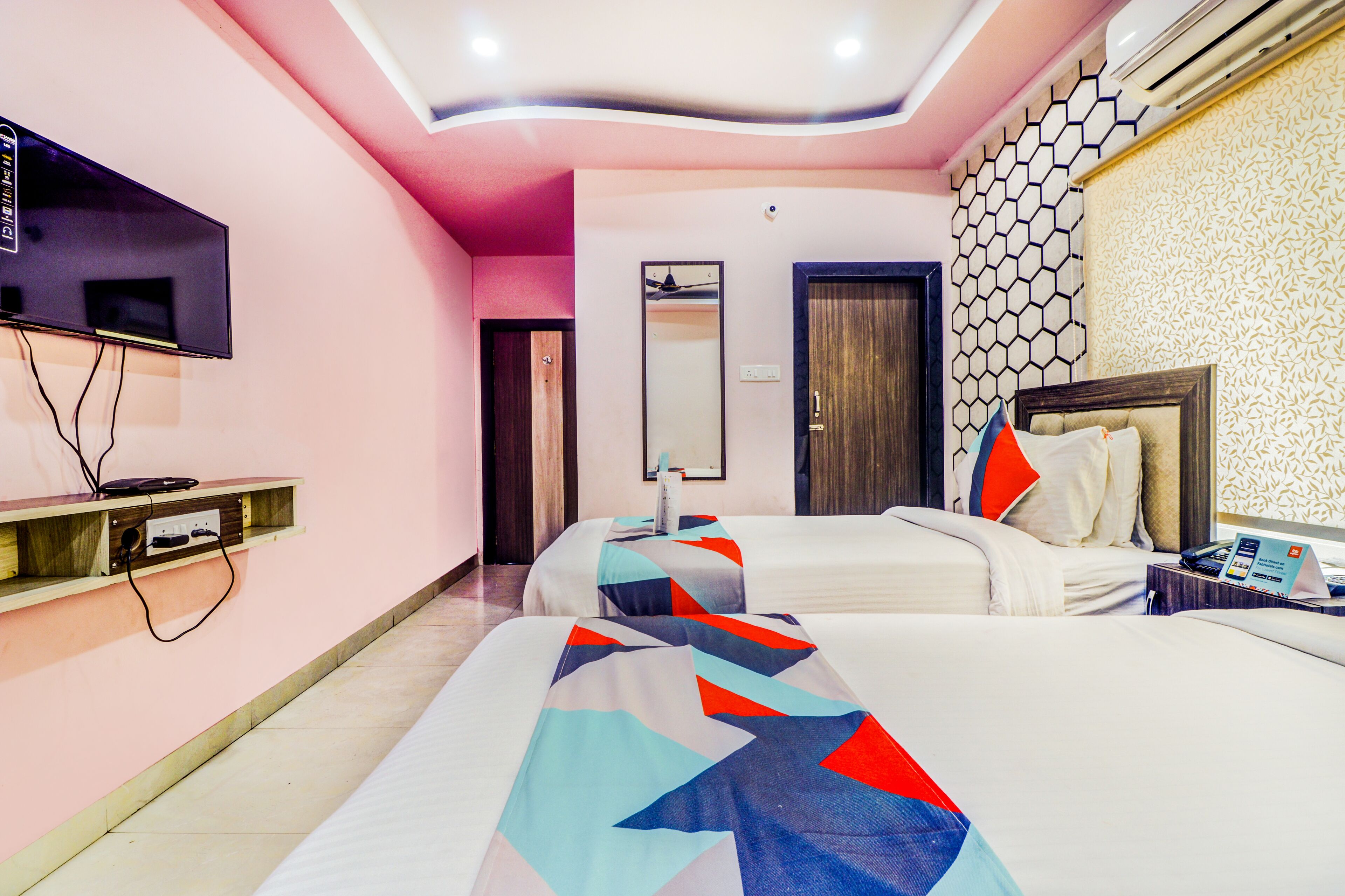 deluxe room | desk, free wifi, bed sheets