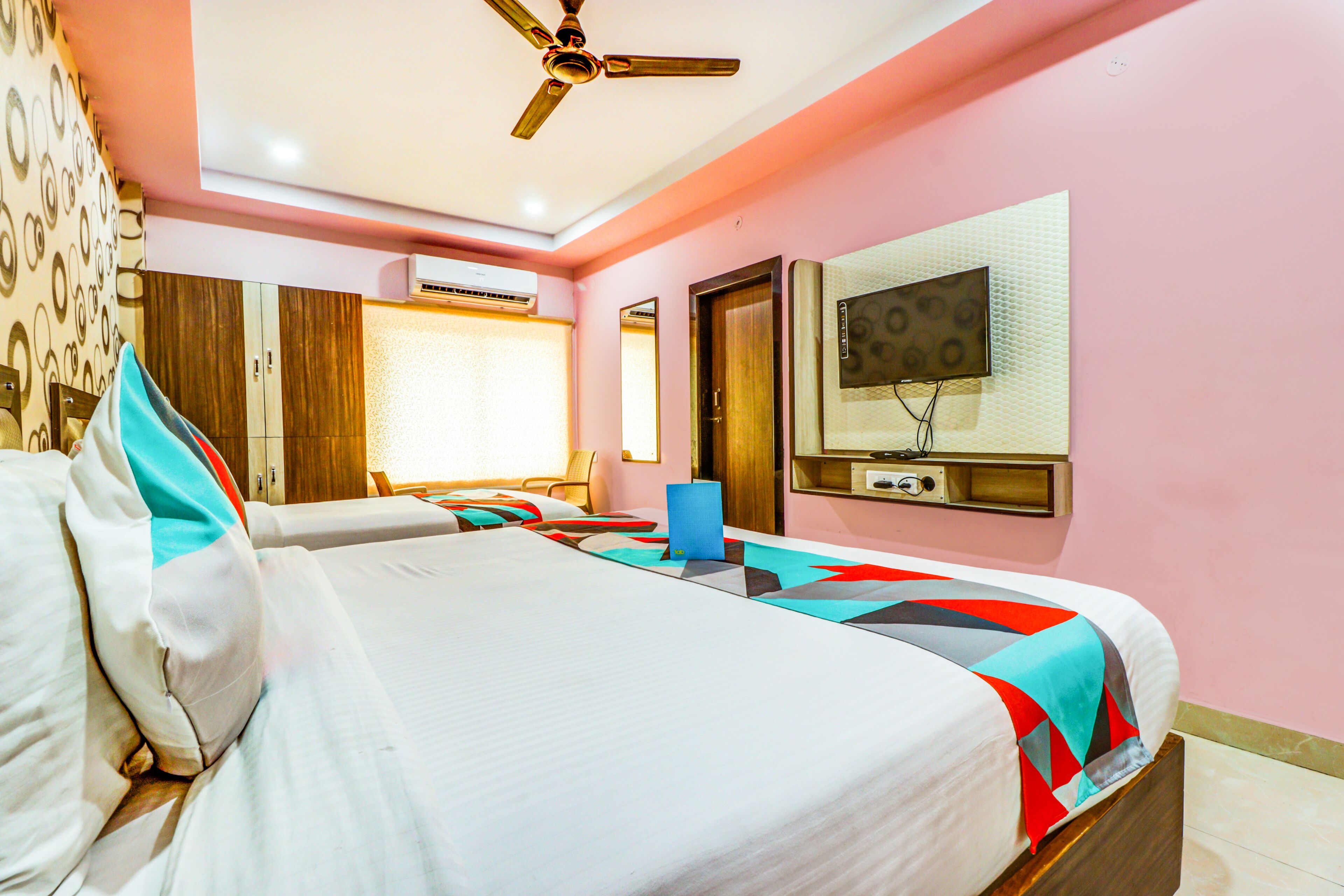 desk, free wifi, bed sheets