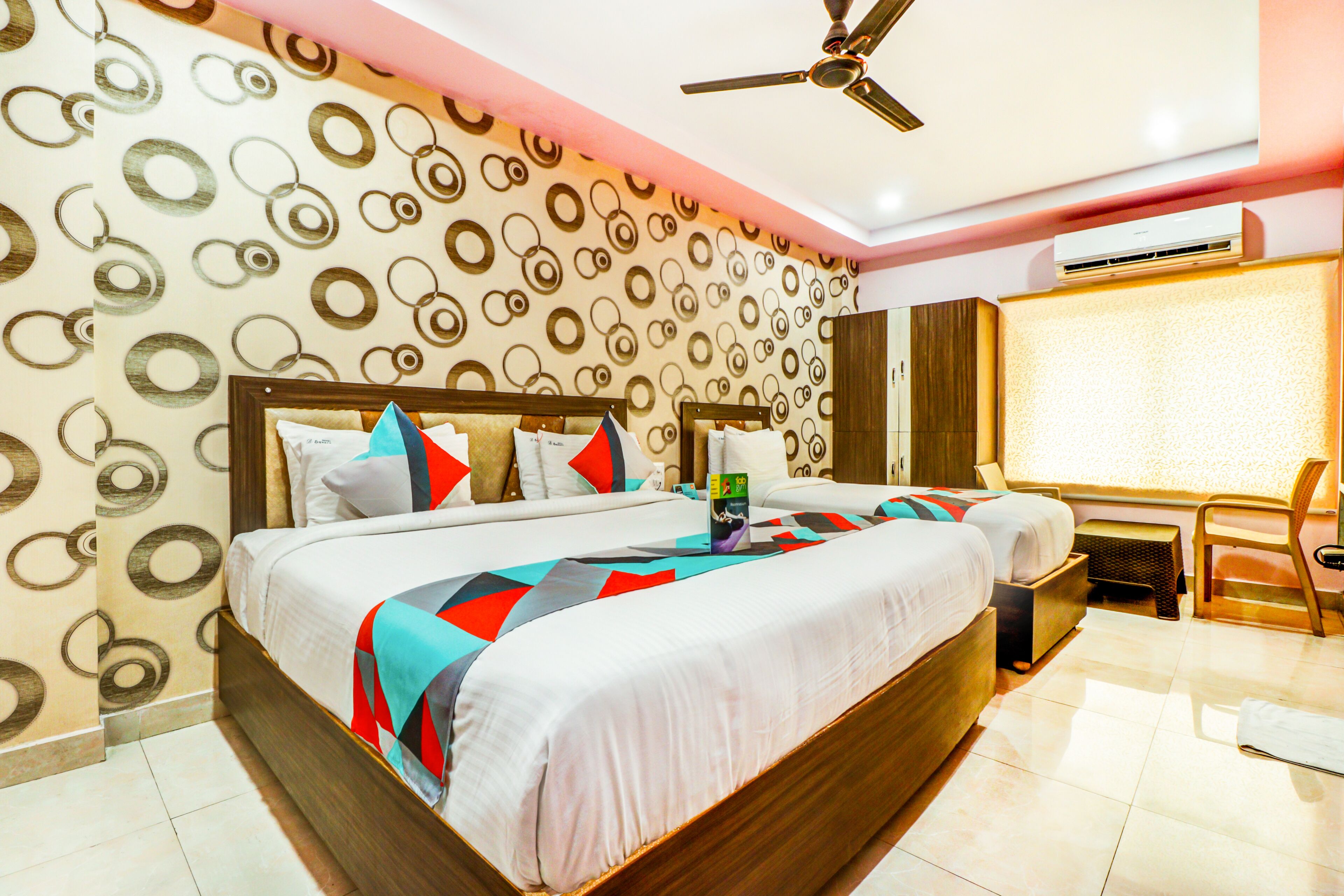 desk, free wifi, bed sheets