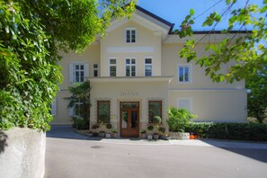 Exterior - New, modern apartment, central and very quiet location in Meran / Obermais (Meran)
