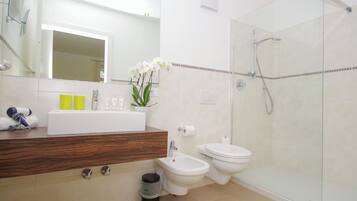 Dusche, Haartrockner, Bidet, Handtücher