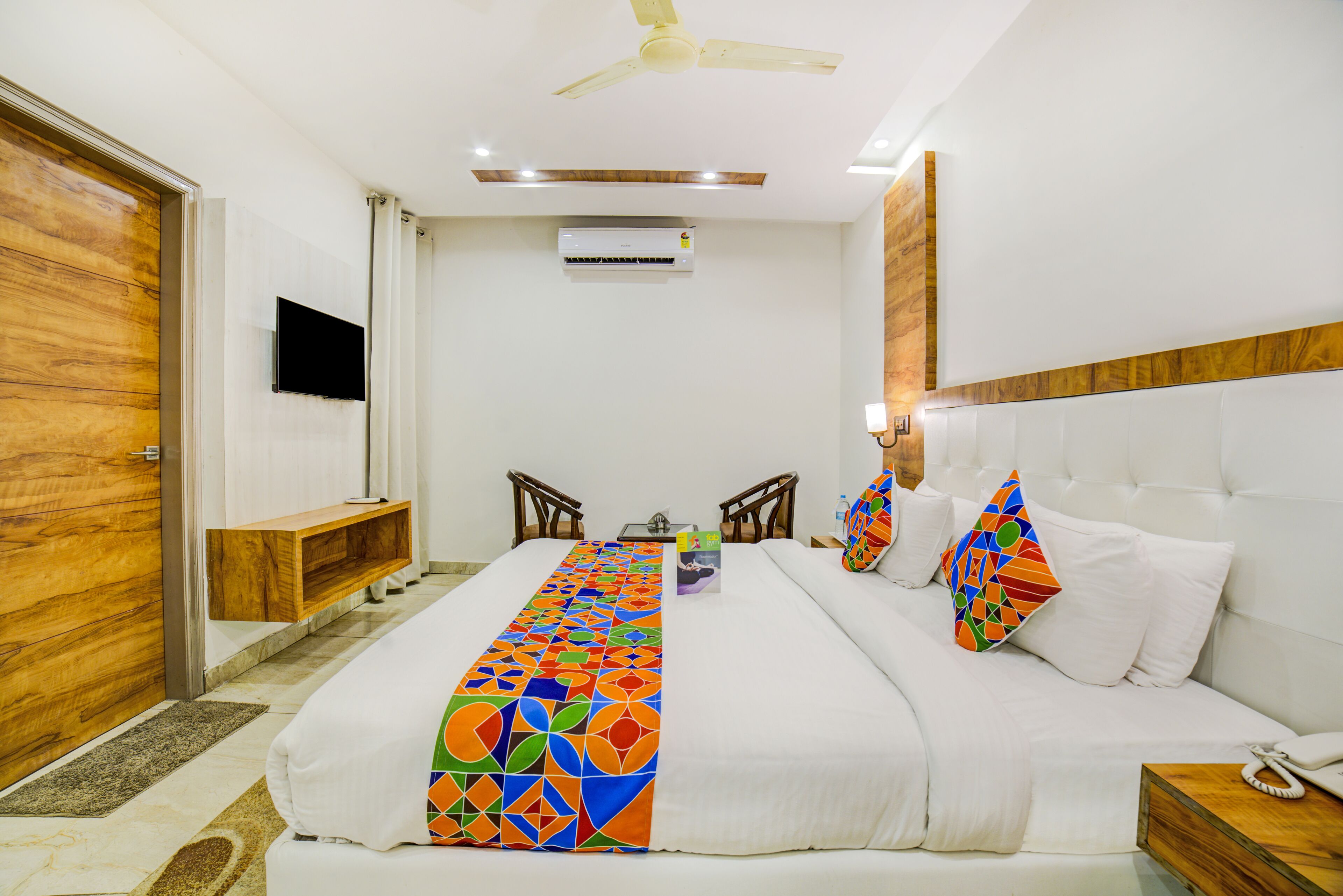 deluxe room | desk, soundproofing, free wifi, bed sheets