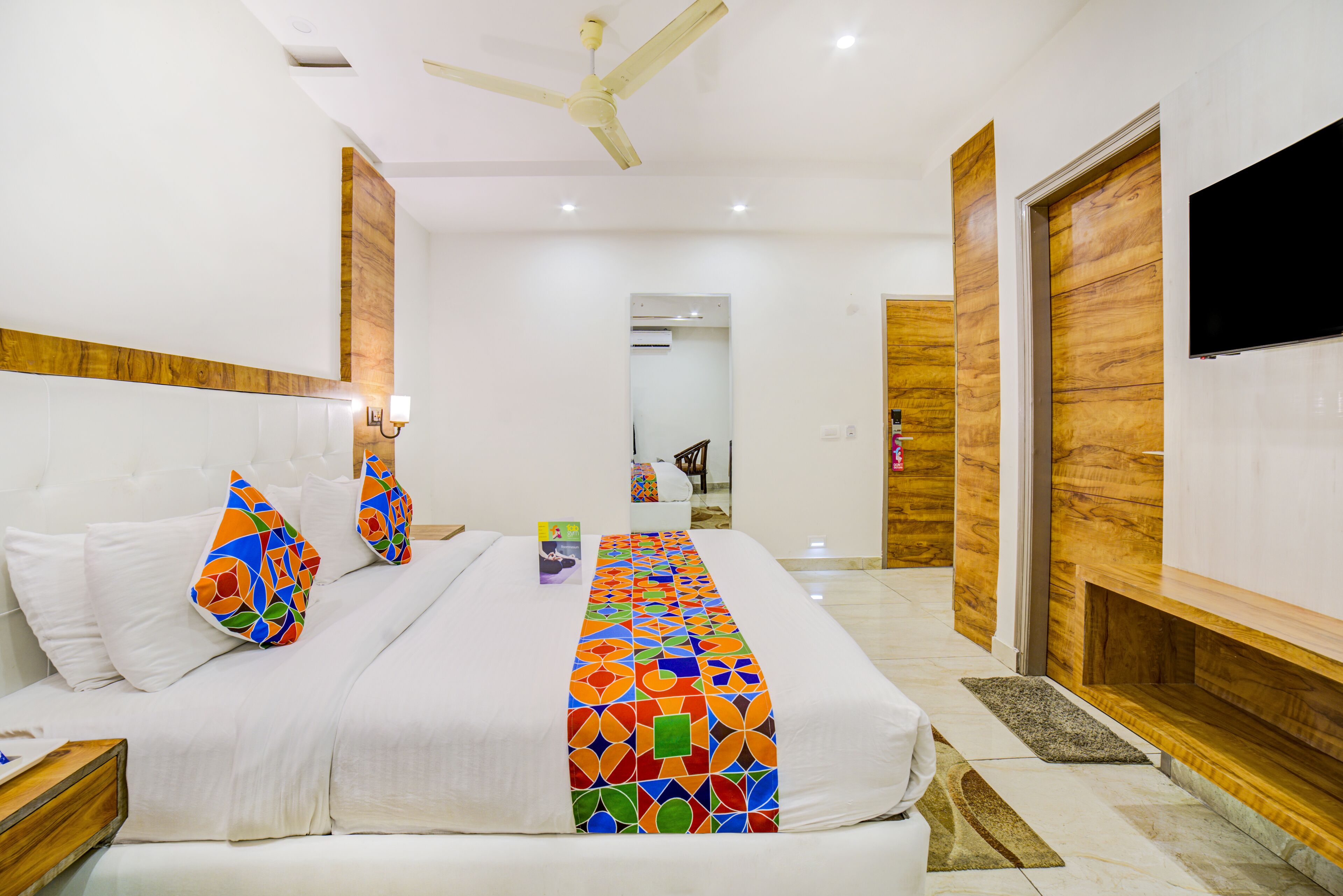 deluxe room | desk, soundproofing, free wifi, bed sheets