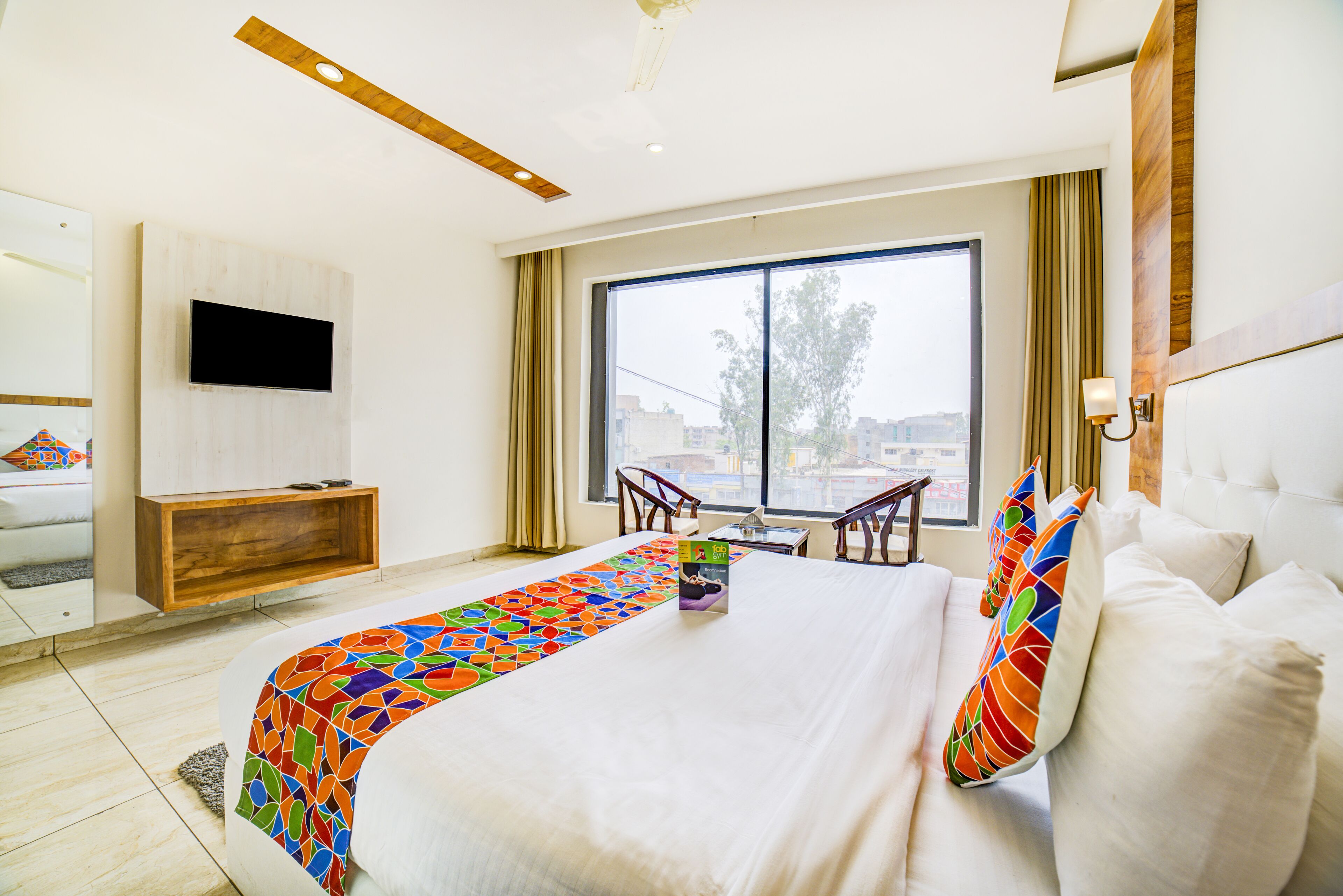 deluxe room | desk, soundproofing, free wifi, bed sheets