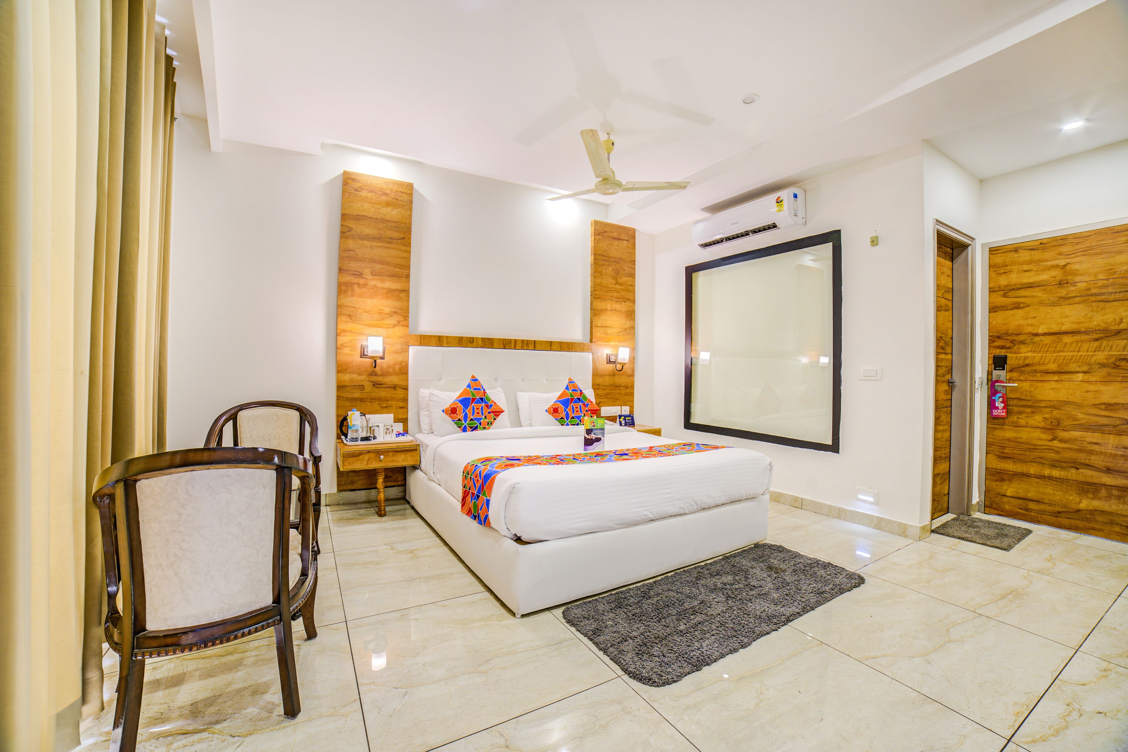 deluxe room | desk, soundproofing, free wifi, bed sheets