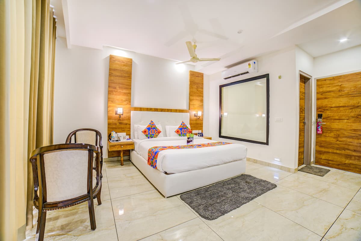 deluxe room | desk, soundproofing, free wifi, bed sheets