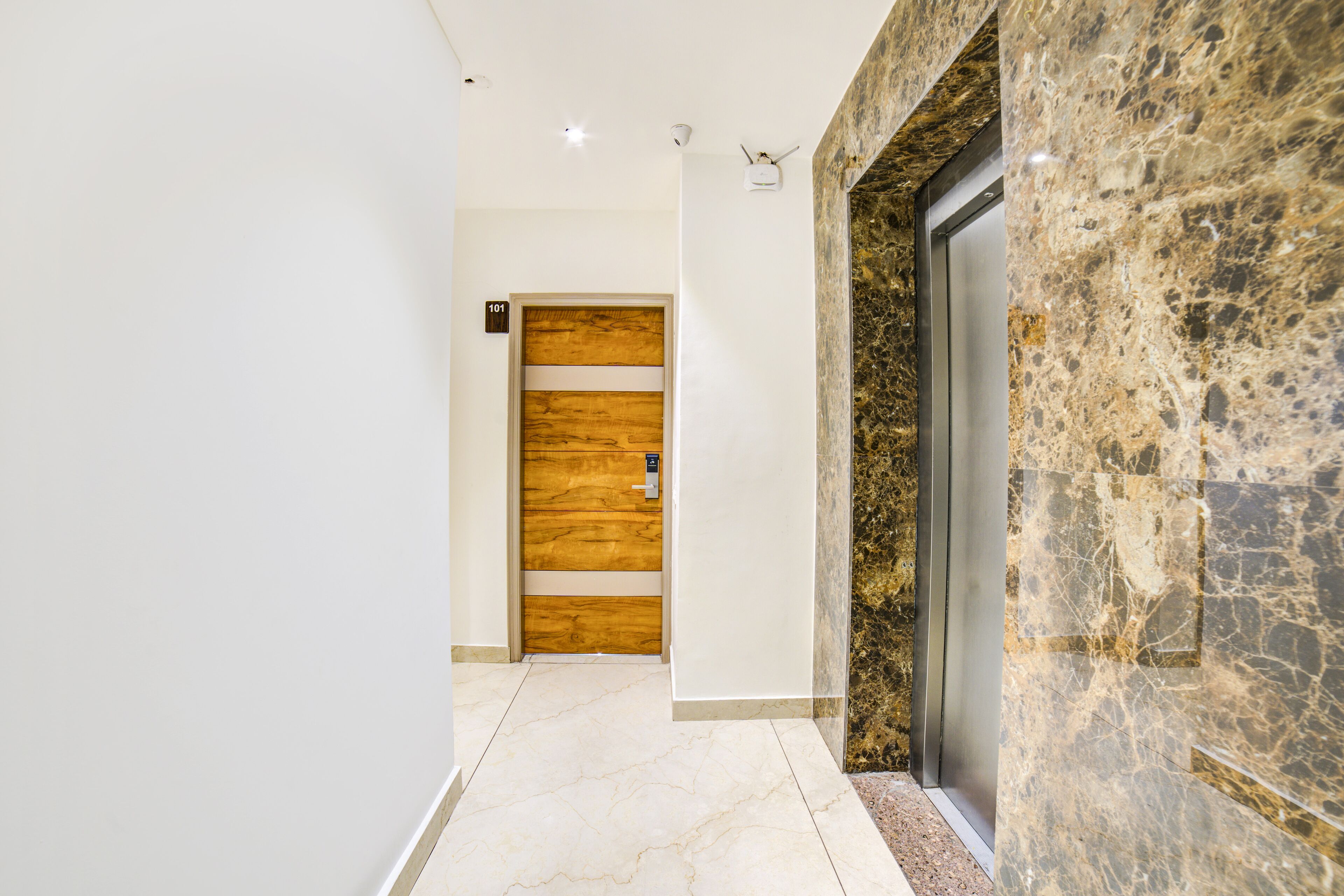 deluxe room | desk, soundproofing, free wifi, bed sheets