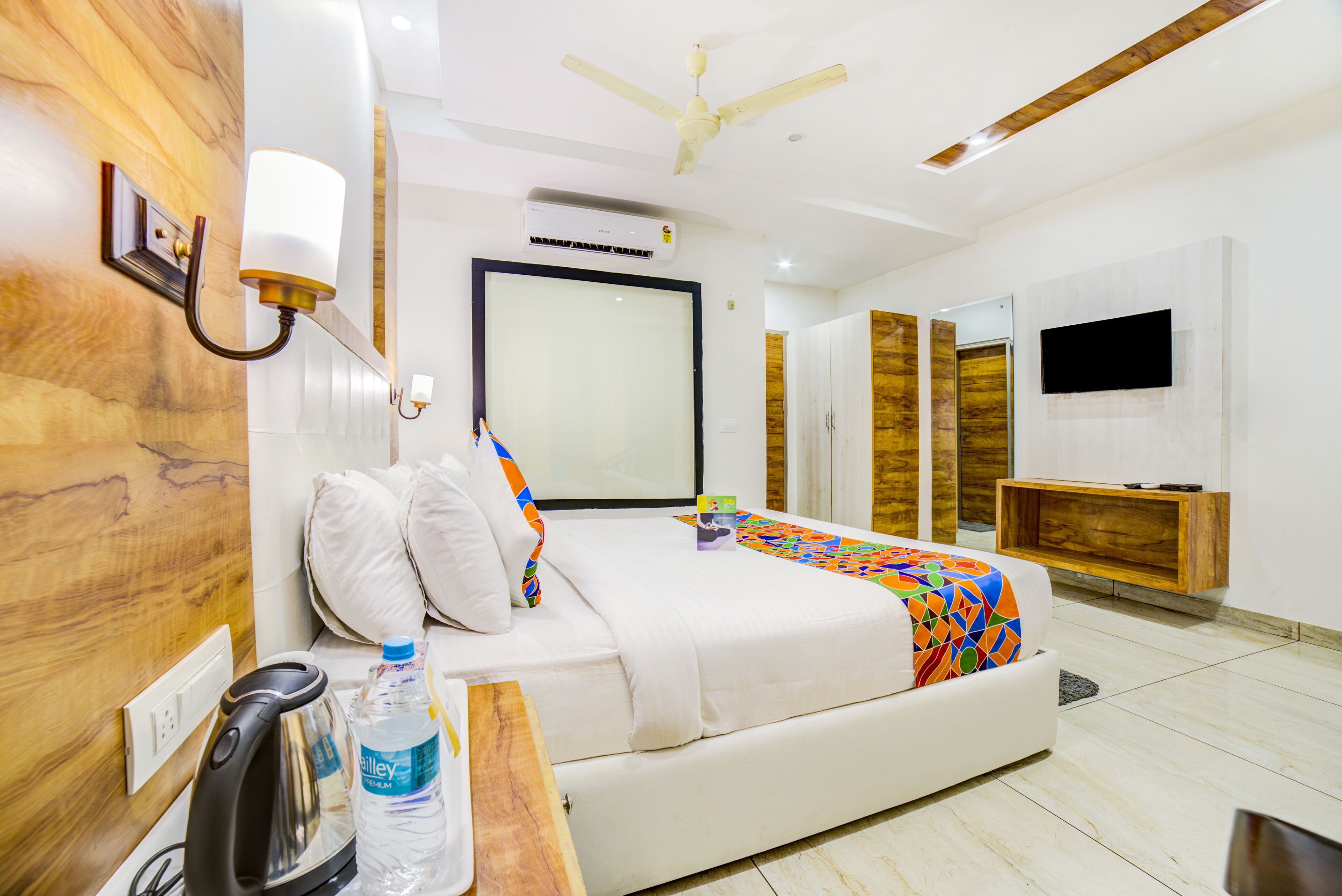 deluxe room | desk, soundproofing, free wifi, bed sheets