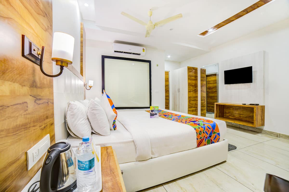 deluxe room | desk, soundproofing, free wifi, bed sheets