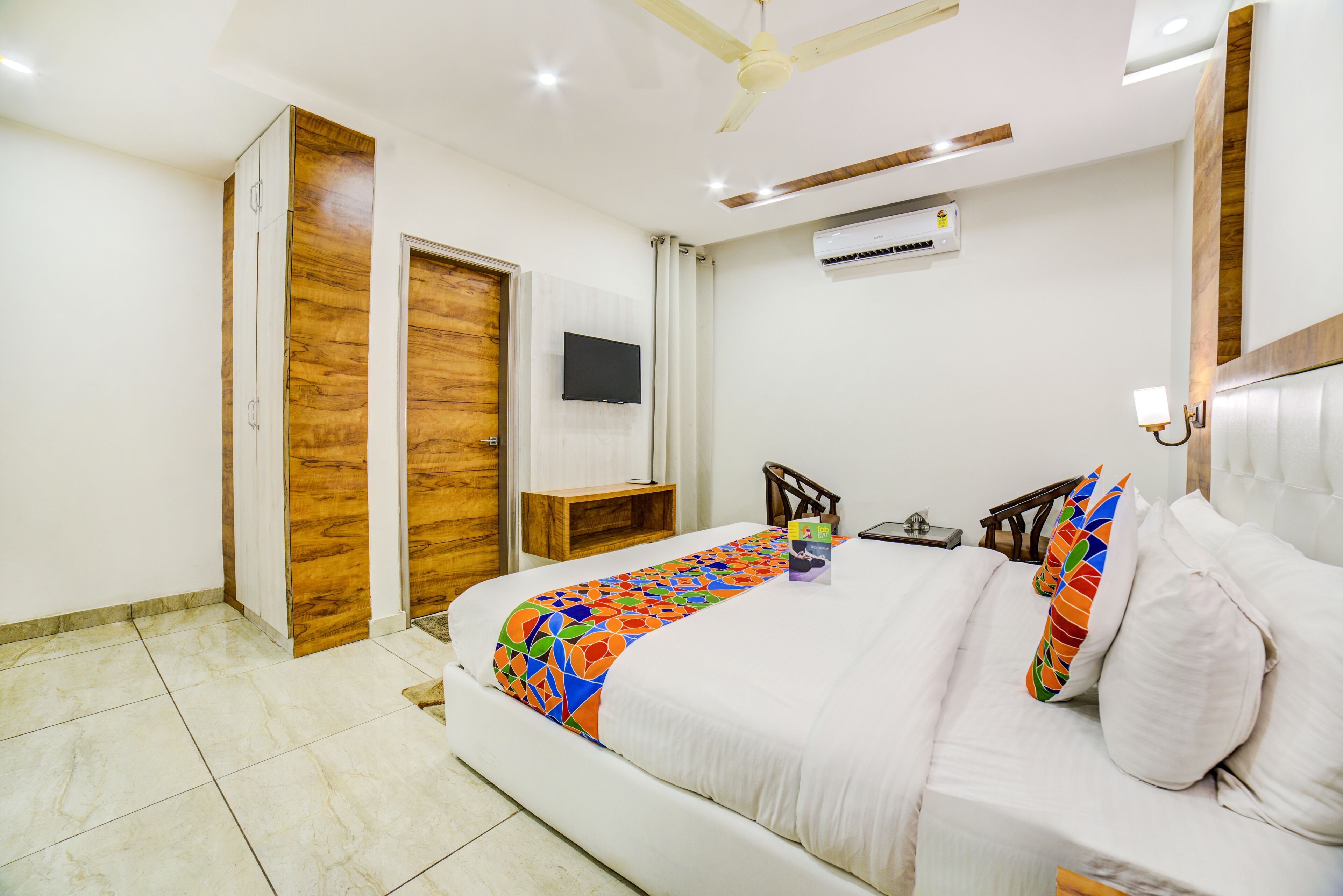 deluxe room | desk, soundproofing, free wifi, bed sheets