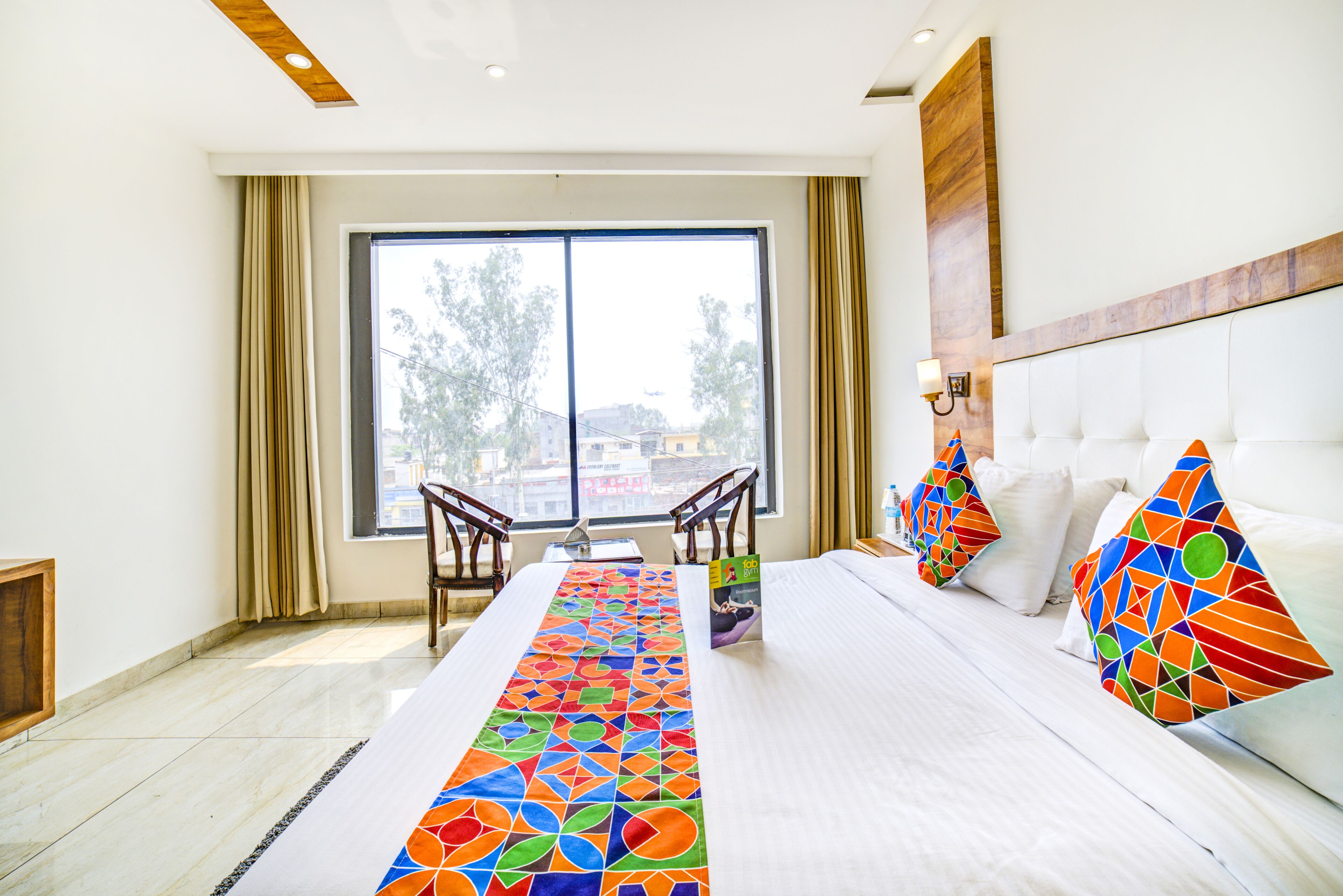 deluxe room | desk, soundproofing, free wifi, bed sheets