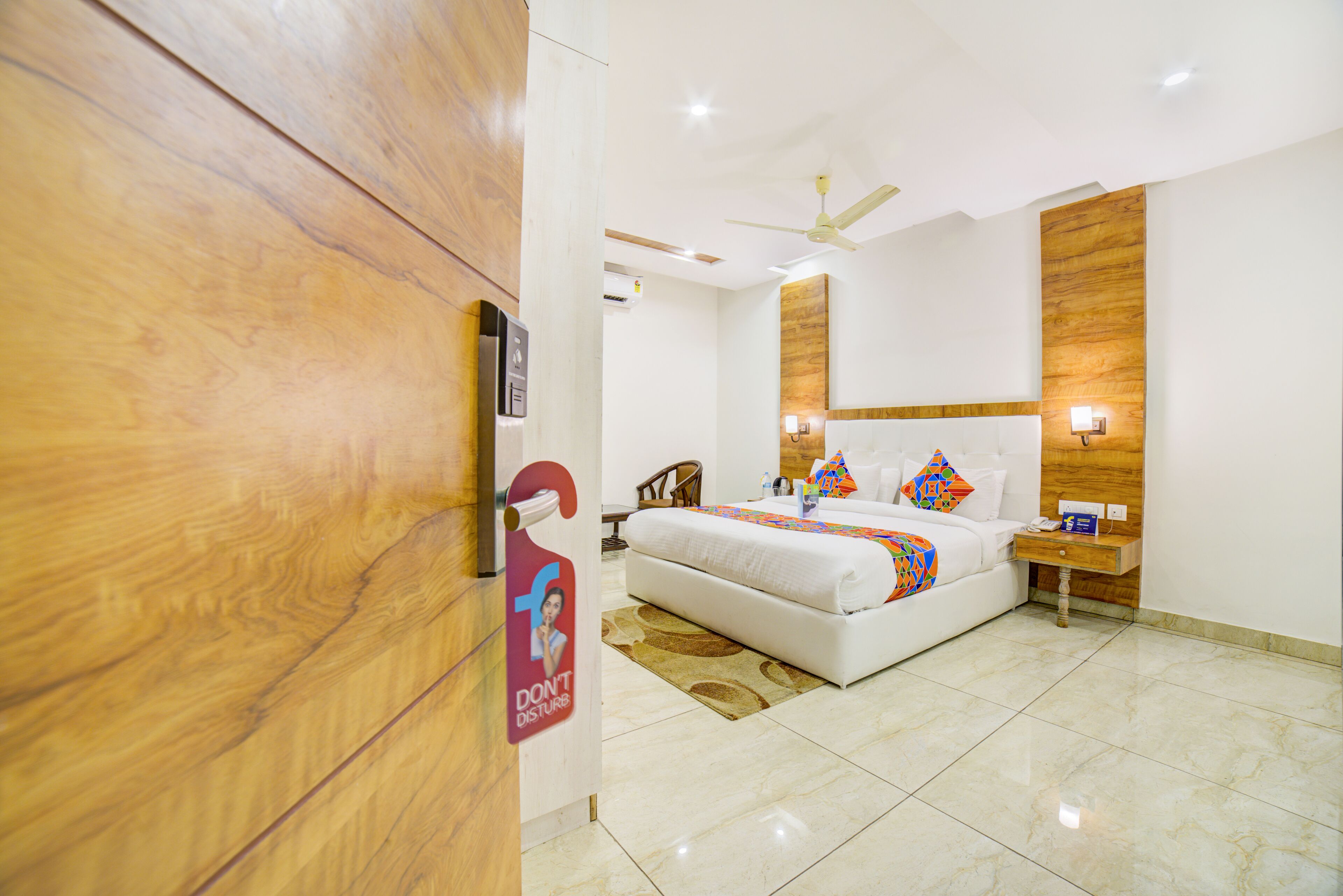 deluxe room | desk, soundproofing, free wifi, bed sheets