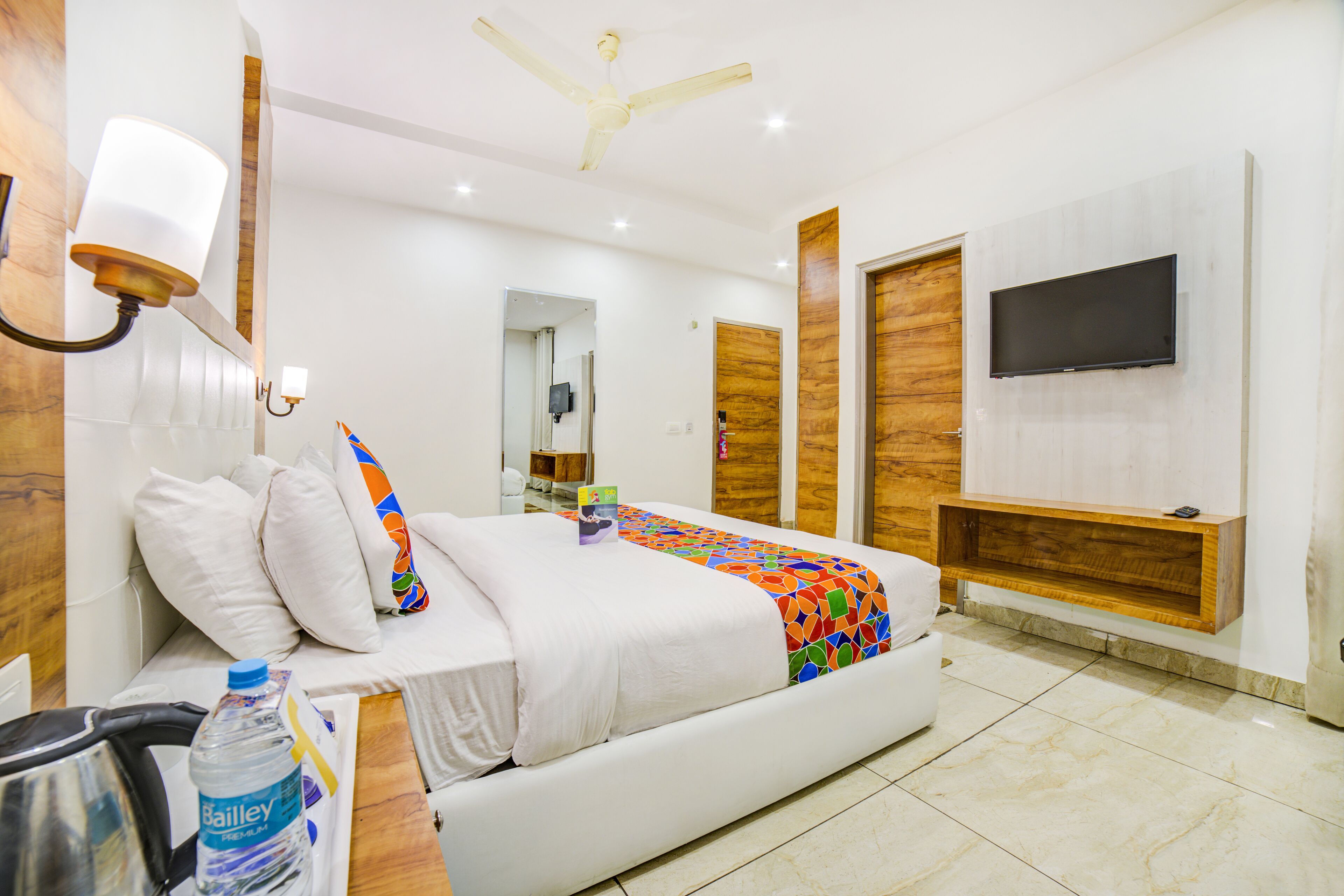 deluxe room | desk, soundproofing, free wifi, bed sheets